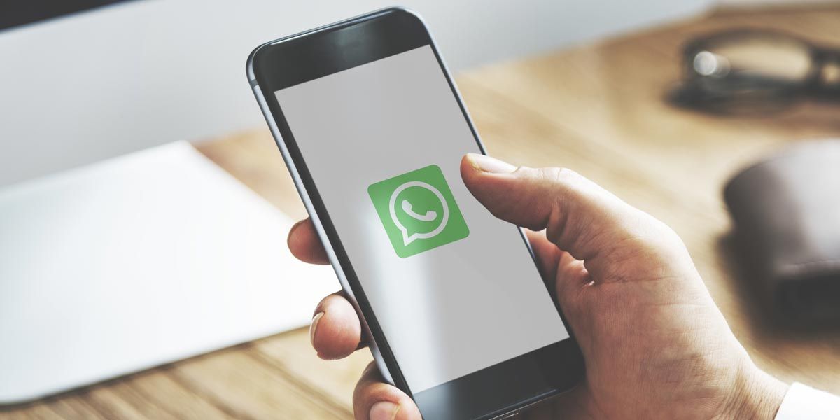Pantalla de móvil con WhatsApp