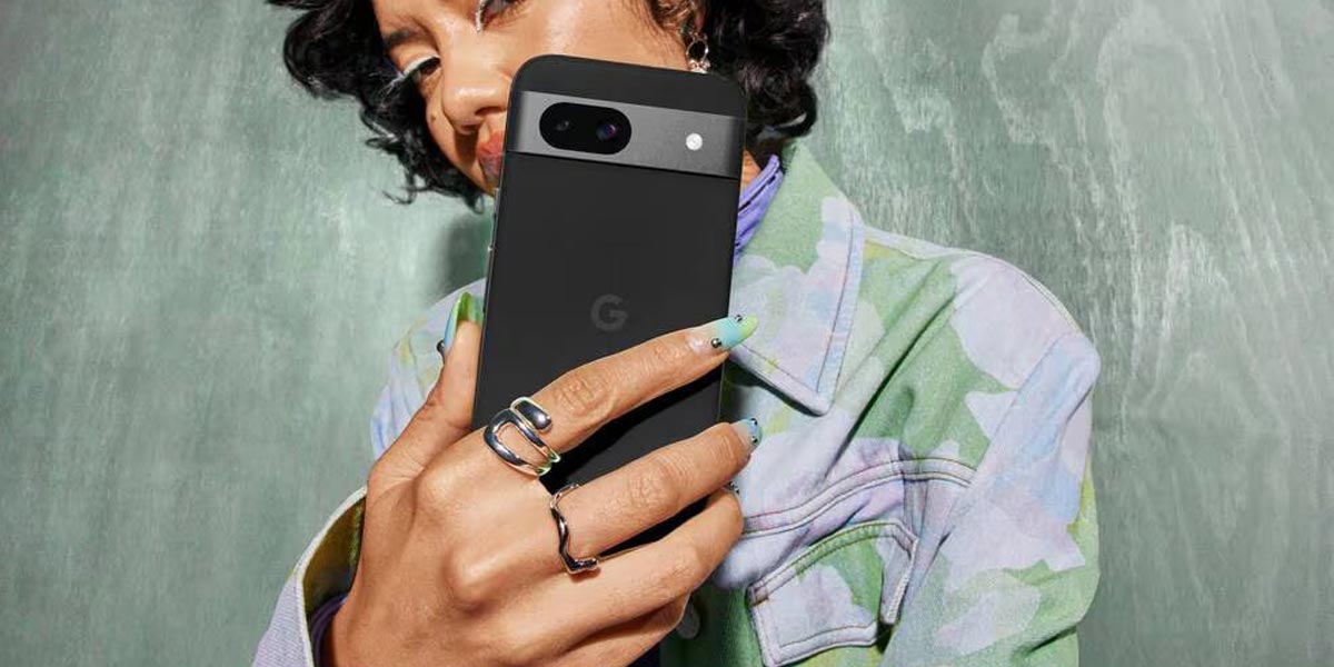 Chica utilizando el teléfono Google Pixel 8a